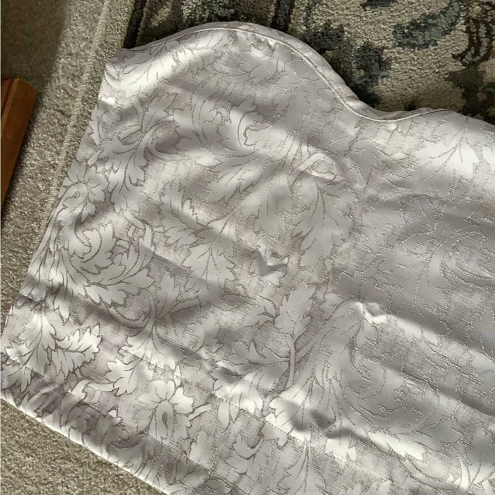 Valance set of (2) beige with pretty designs only used 6 months like new…